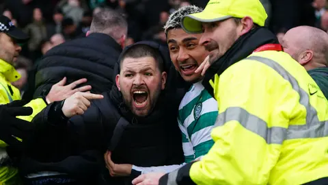 Julián Araujo en celebración con la afición de Celtic | GROSBY GROUP