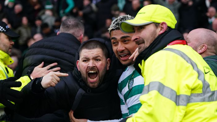 Julián Araujo en celebración con la afición de Celtic | GROSBY GROUP