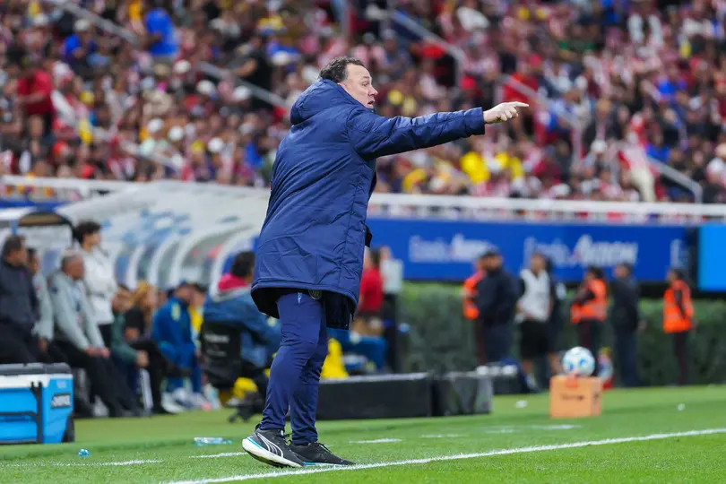 Gabriel Milito da indicaciones durante el Clásico Nacional de Chivas contra América | IMAGO 7