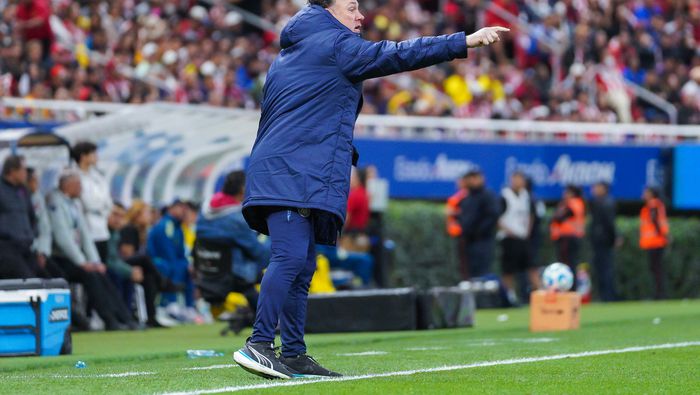 Gabriel Milito da indicaciones durante el Clásico Nacional de Chivas contra América | IMAGO 7