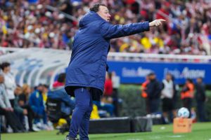 Gabriel Milito da indicaciones durante el Clásico Nacional de Chivas contra América | IMAGO 7