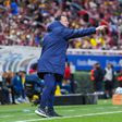 Gabriel Milito da indicaciones durante el Clásico Nacional de Chivas contra América | IMAGO 7