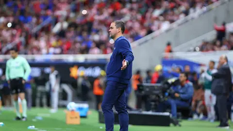Andre Jardine en su área técnica durante el partido entre Chivas y América en el Clausura 2026 | IMAGO 7
