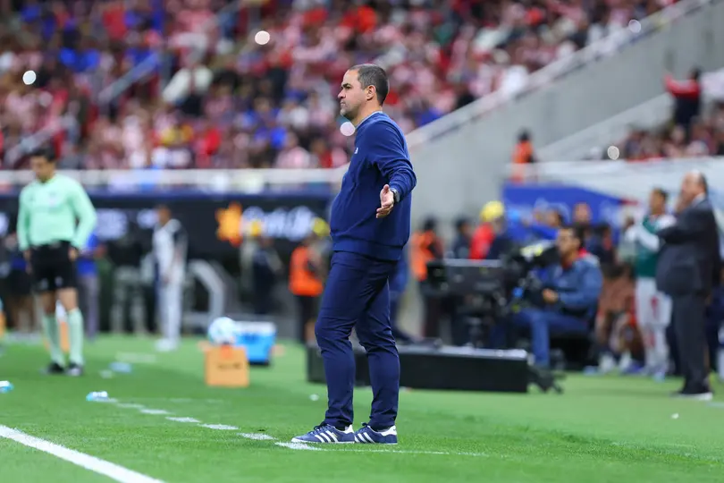 Andre Jardine en su área técnica durante el partido entre Chivas y América en el Clausura 2026 | IMAGO 7