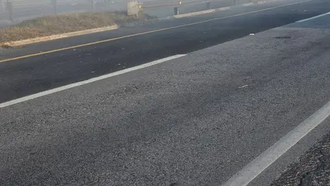 Vista de varios automóviles impactados tras la colisión en cadena por neblina y humo. / X: @ultranoticiasfm