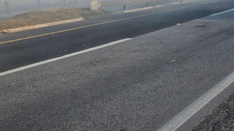 Vista de varios automóviles impactados tras la colisión en cadena por neblina y humo. / X: @ultranoticiasfm