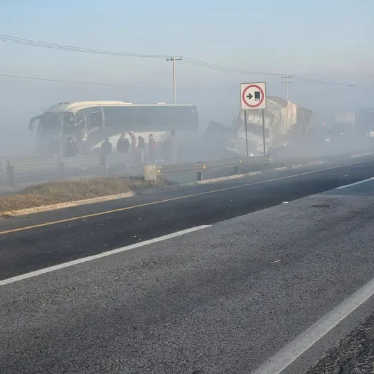Vista de varios automóviles impactados tras la colisión en cadena por neblina y humo. / X: @ultranoticiasfm