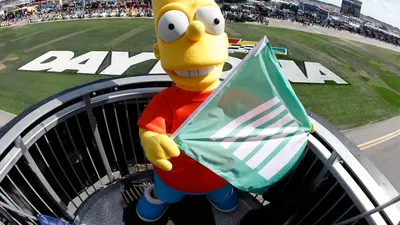 ¡Ay, caramba! Bart Simpson ondeó la bandera verde en la Daytona 500
