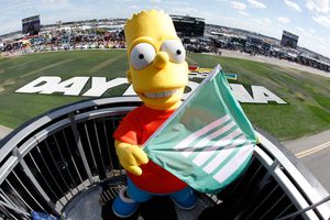 Bart Simpson hondeó la bandera para dar la salida en las 500 Millas de Dayton | AFP