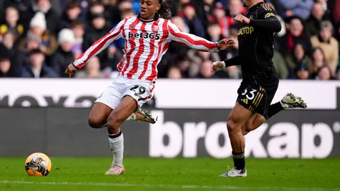 Lamine Cisse de Stoke City se enfrenta a Antonee Robinson de Fulham en el partido de FA Cup | AP