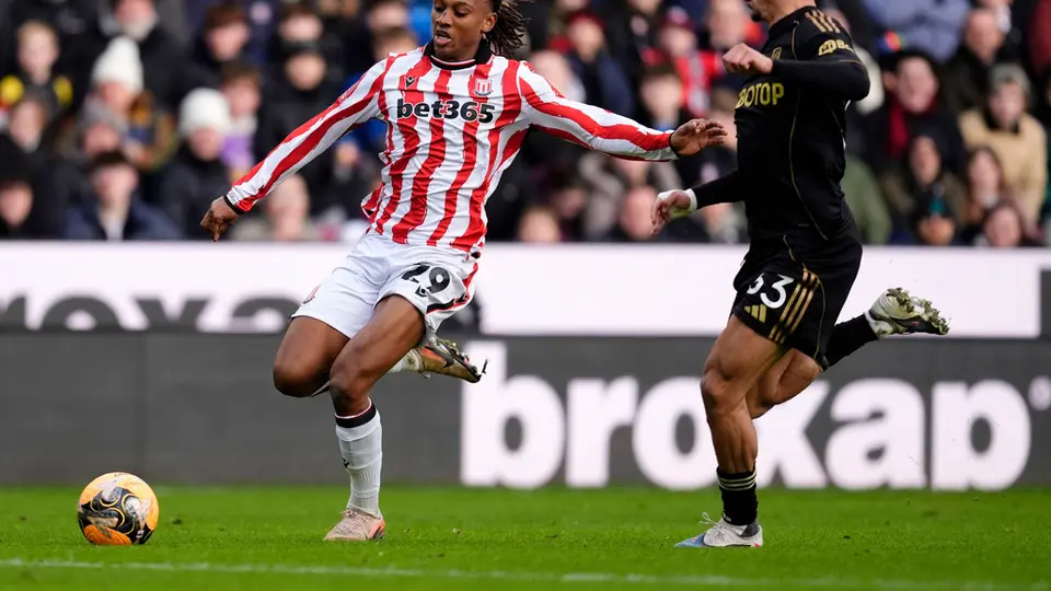 Lamine Cisse de Stoke City se enfrenta a Antonee Robinson de Fulham en el partido de FA Cup | AP