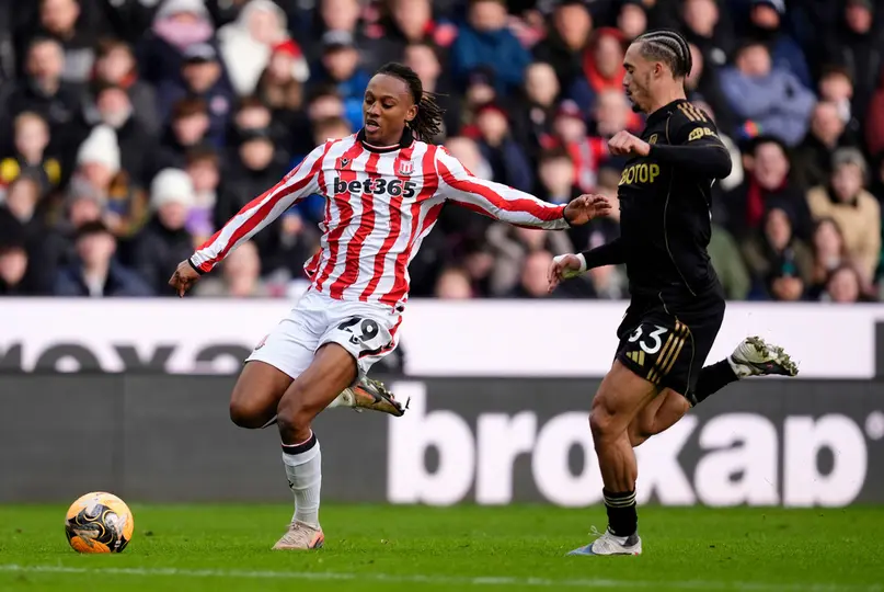 Lamine Cisse de Stoke City se enfrenta a Antonee Robinson de Fulham en el partido de FA Cup | AP