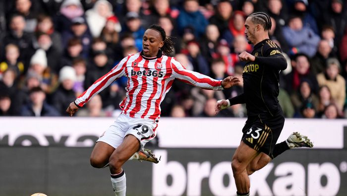 Lamine Cisse de Stoke City se enfrenta a Antonee Robinson de Fulham en el partido de FA Cup | AP