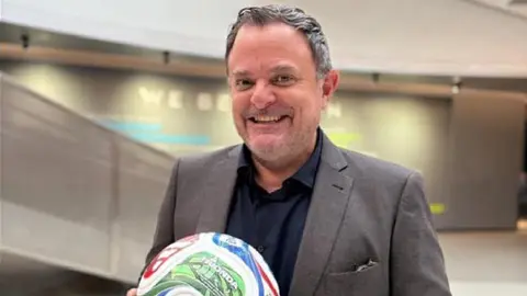 José Luis López con el balón Trionda I IG:@joseluislopezsalido