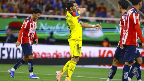 Henry Martín se lamenta en el Clásico Nacional | MEXSPORT