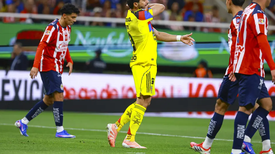 Henry Martín se lamenta en el Clásico Nacional | MEXSPORT