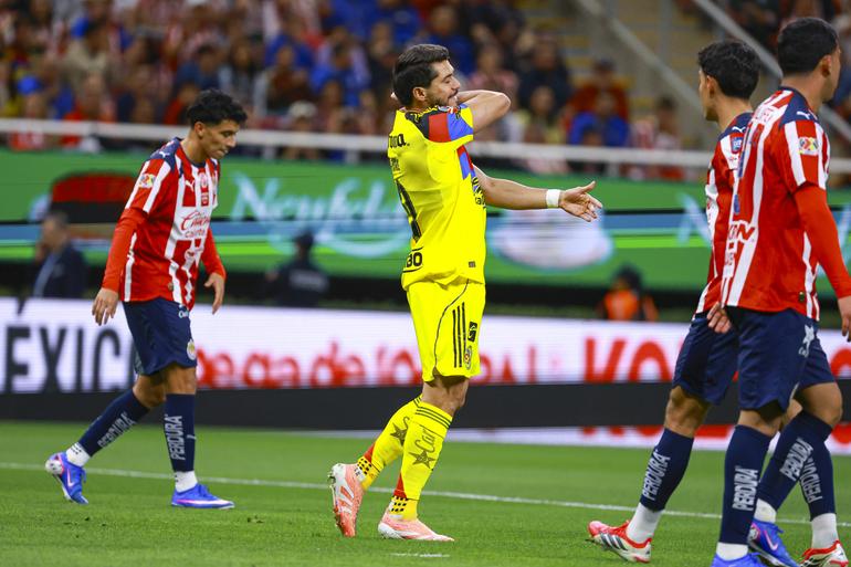 Henry Martín se lamenta en el Clásico Nacional | MEXSPORT