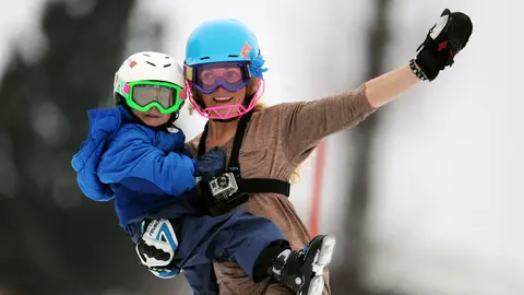 Sarah Schleper con su hijo Lasse durante una prueba de esquí alpino en 2011 | AP