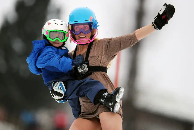 Sarah Schleper con su hijo Lasse durante una prueba de esquí alpino en 2011 | AP