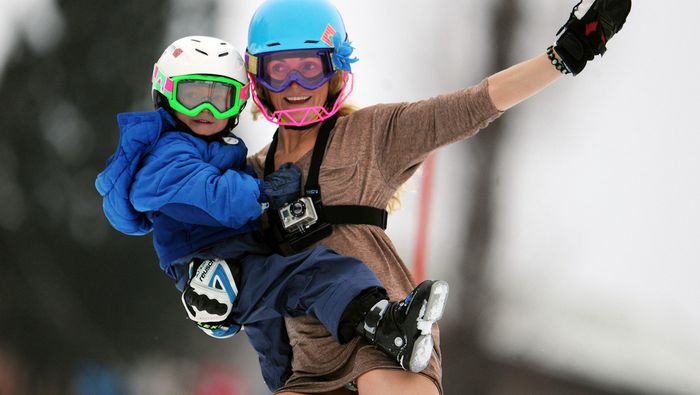 Sarah Schleper con su hijo Lasse durante una prueba de esquí alpino en 2011 | AP