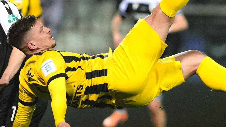 Luka Jovic, delantero de AEK tratando de anotar con una chilena | IG: @aekfc_official