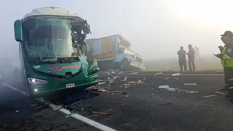 Carambola masiva en Libramiento Bicentenario por neblina deja al menos 3 muertos