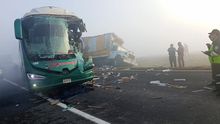 Carambola masiva en Libramiento Bicentenario por neblina deja al menos 3 muertos