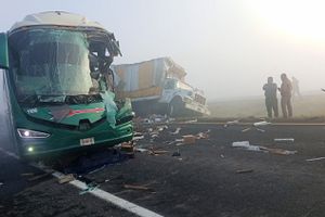 Carambola masiva en Libramiento Bicentenario por neblina deja al menos 3 muertos
