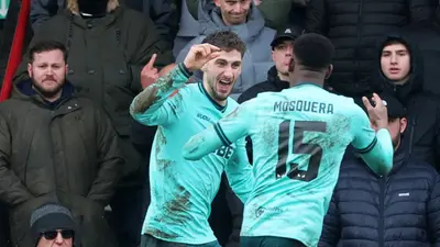 Y se quejan del Cuauhtémoc: Wolverhampton derrota al Grimsby Town en una cancha irreconocible