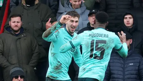 Y se quejan del Cuauhtémoc: Wolverhampton derrota al Grimsby Town en una cancha irreconocible