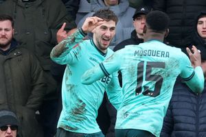 Y se quejan del Cuauhtémoc: Wolverhampton derrota al Grimsby Town en una cancha irreconocible