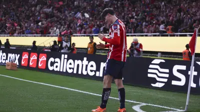 Armando González revive el icónico festejo del 'Cubo' Torres en el Estadio Akron