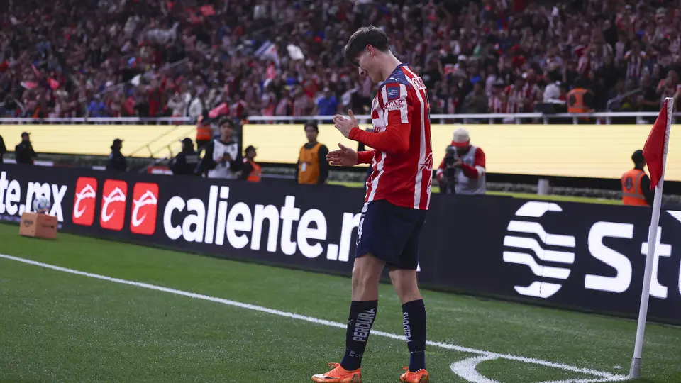 Armando González revive el icónico festejo del 'Cubo' Torres en el Estadio Akron
