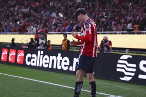 Armando González revive el icónico festejo del 'Cubo' Torres en el Estadio Akron