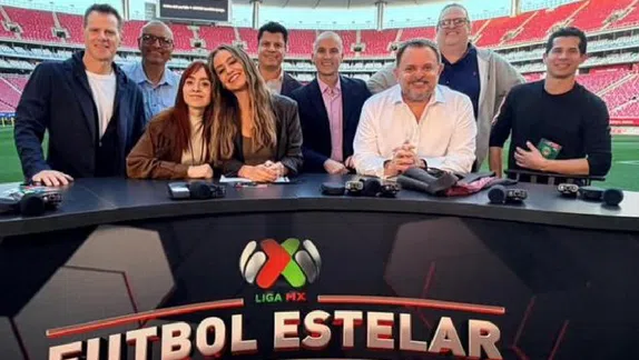 Comentarista comete error grosero al aire y confunde Televisa con Telemundo