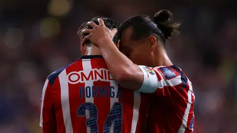 Fernando González y Armando González tras gol de Chivas | IMAGO7