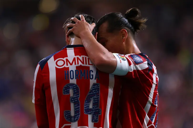 Fernando González y Armando González tras gol de Chivas | IMAGO7