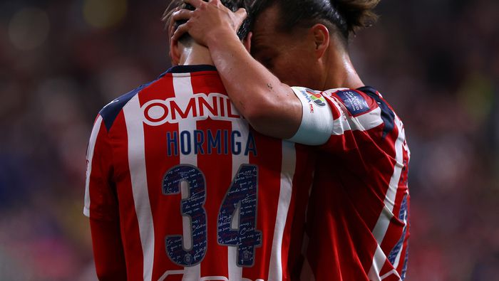 Fernando González y Armando González tras gol de Chivas | IMAGO7
