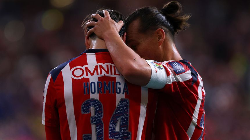 Fernando González y Armando González tras gol de Chivas | IMAGO7