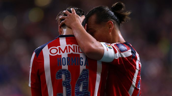 Fernando González y Armando González tras gol de Chivas | IMAGO7