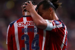 Fernando González y Armando González tras gol de Chivas | IMAGO7
