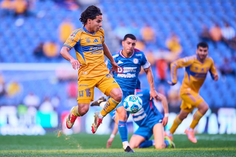 Diego Lainez es autor de uno de los disparos más peligrosos del partido | MexSport