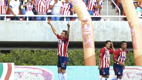 Cubo Torres festejando su gol en un Clásico Nacional entre Chivas vs América l X:Chivas