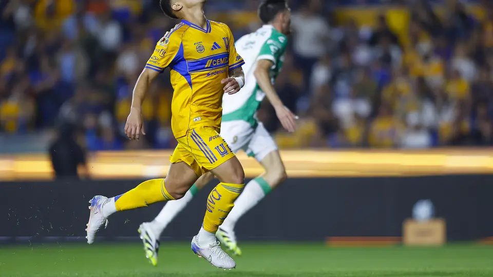 Rómulo Zwarg en lamento en el partido ante Santos Laguna | IMAGO 7
