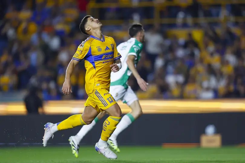 Rómulo Zwarg en lamento en el partido ante Santos Laguna | IMAGO 7