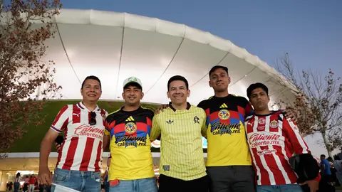 Aficionados de ambos equipos llegando al Estadio Akron| Imago7