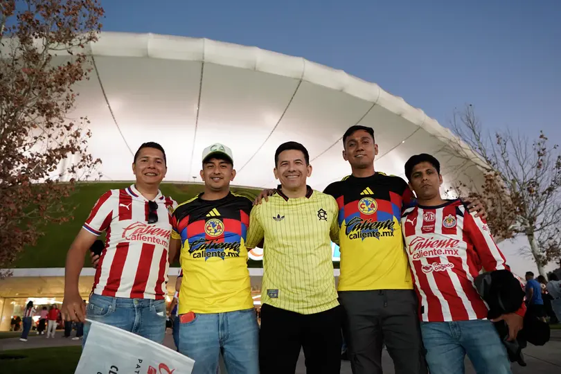 Aficionados de ambos equipos llegando al Estadio Akron| Imago7