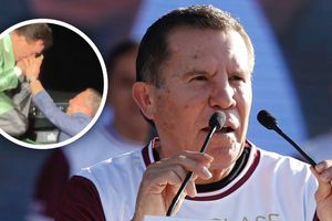 El intimo momento con beso incluido de Cristian Castro y Julio César Chávez: "Mirarte es lo más lindo"