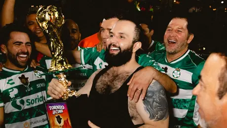 Carín León debuta como futbolista y se convierte en campeón en su primer partido
