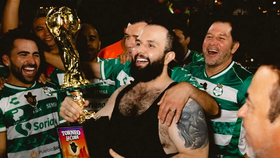 Carín León debuta como futbolista y se convierte en campeón en su primer partido